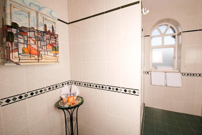 Hotel & Suites Galeria Morelia Rum bild